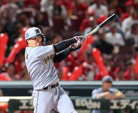 　７回、右越え２ランを放つ大山（撮影・市尻達拡）