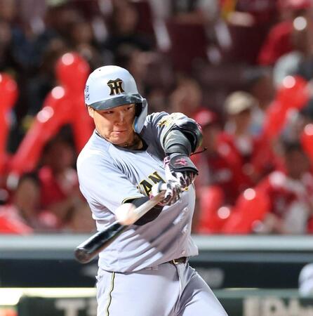 　７回、右越え２ランを放つ大山（撮影・市尻達拡）