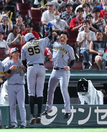 　６回、左越えソロを放ったヘルナンデスとタッチを交わす森下翔太（撮影・市尻達拡）