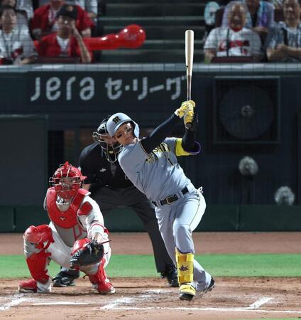 　７回、左前打を放つ森下（撮影・北村雅宏）