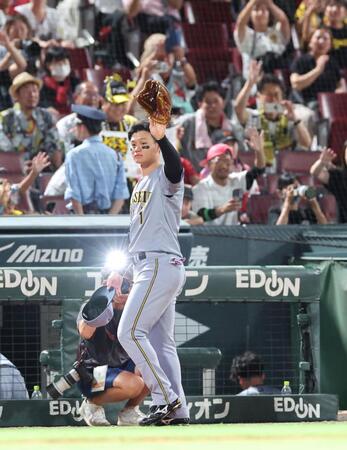 　試合後、ファンに手を振る森下（撮影・市尻達拡）