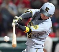 　３回、二塁打を放つ近本（撮影・田中太一）