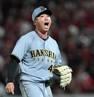 　５回のピンチを切り抜け、声を張り上げる村上（撮影・田中太一）