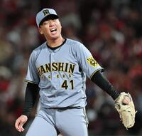 　５回、小園への投球がボールとなり悔しがる村上（撮影・田中太一）