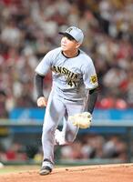 　２回、坂倉の打球にマウンドを駆け降りる村上（撮影市尻達拡）