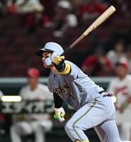 　９回、適時打を放つ森下（撮影・田中太一）