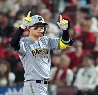 　３回、適時打を放った森下はポーズを決める（撮影・田中太一）