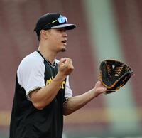 　ノックを受ける佐藤輝（撮影・田中太一）