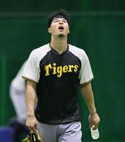 　練習を終え、引き揚げる佐藤輝（撮影・田中太一）