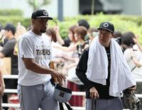 　大山と一緒に室内練習場へ向かうヘルナンデス（撮影・田中太一）