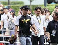 　室内練習場に入る佐藤輝（撮影・田中太一）