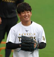 　練習中に笑顔を見せる伊原（撮影・北村雅宏）