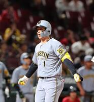 　３回、左越え２ランを放ち、生還する森下（撮影・市尻達拡）