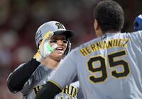 　３回、２ランを放った森下はヘルナンデスとタッチを交わす（撮影・田中太一）