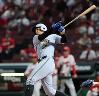 　２回、左前へ安打を放つヘルナンデス（撮影・田中太一）