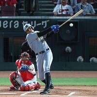 　２回、左前打を放つヘルナンデス（撮影・北村雅宏）