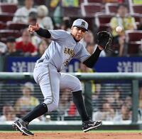 　５回、菊池の打球を捕球できず、左前打とするヘルナンデス（撮影・市尻達拡）