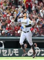 　６回、左越えソロを放ち、夜空に視線を送り、生還するヘルナンデス（撮影・市尻達拡）