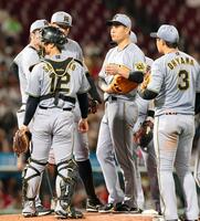 　５回、ピンチを招き、マウンドに集まる大竹ら（撮影・市尻達拡）