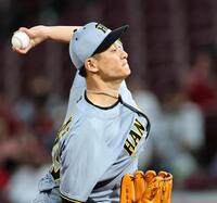 　先発し、投げ込む大竹（撮影・田中太一）