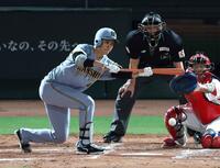 　４回、犠打を決める大竹（撮影・北村雅宏）