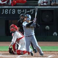 　７回、２ランを放つ大山（撮影・北村雅宏）