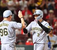 　７回、右越え２ランを放ち、タッチを交わす大山（撮影・市尻達拡）