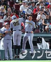 　６回、左越えソロを放ったヘルナンデスとタッチを交わす森下翔太（撮影・市尻達拡）