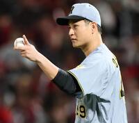 　２回、軽快な守備を見せるヘルナンデスを指さす大竹（撮影・田中太一）