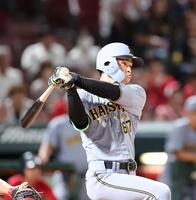 　８回、右前打を放つ高寺（撮影・市尻達拡）