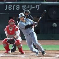 　９回、左前打を放つ大山（撮影・北村雅宏）