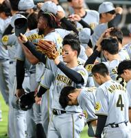 　マツダスタジアムでの最終戦を終え、ファンにあいさつする森下（中央）＝撮影・北村雅宏