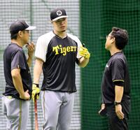 　山下１軍チーフトレーナー（右）と話をする佐藤輝。左は藤本コーチ（撮影・田中太一）