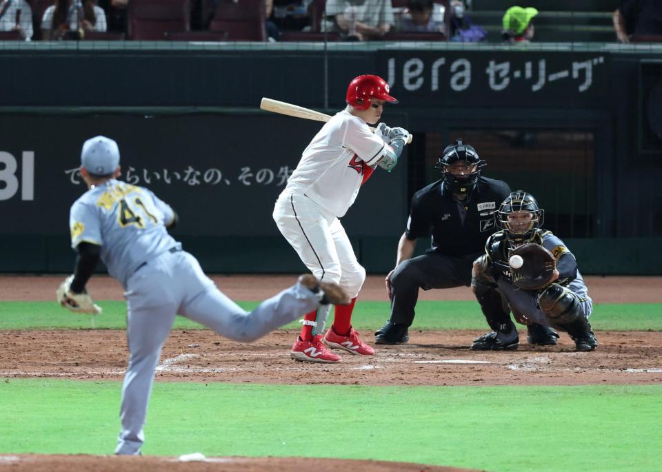 　５回、小園を見逃し三振に斬る村上（撮影・北村雅宏）