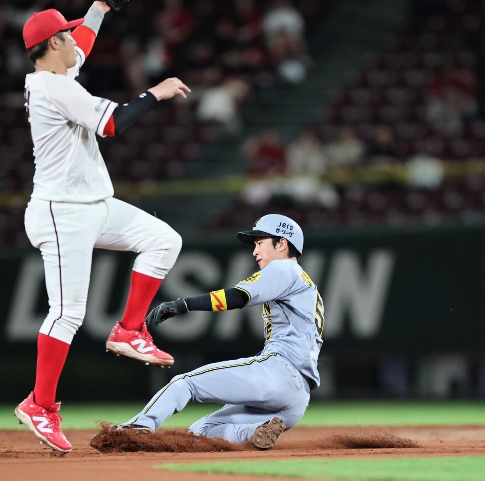 　９回、安打で出塁した近本は二盗を決める。遊撃手は小園（撮影・田中太一）