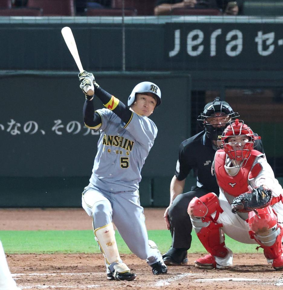 　９回、左前打を放つ近本（撮影・北村雅宏）