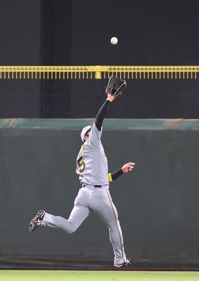 　３回、佐々木の打球を好捕する近本（撮影・市尻達拡）