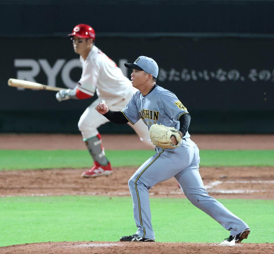 　３回、小園（左）に同点適時打を浴びた村上（撮影・北村雅宏）