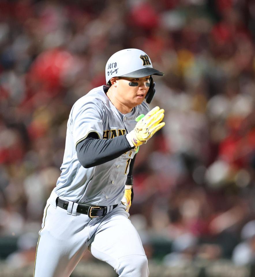 　１回、左翼線への二塁打を放つ森下（撮影・市尻達拡）