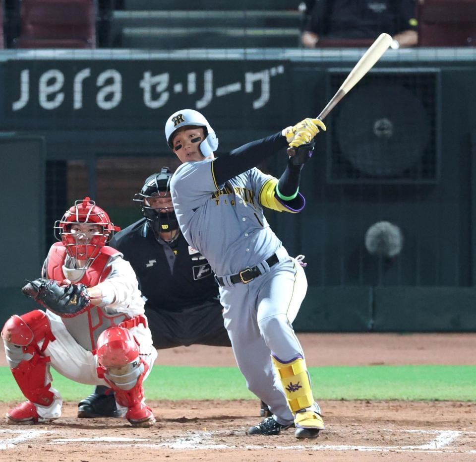 　７回、二塁打を放つ森下（撮影・北村雅宏）