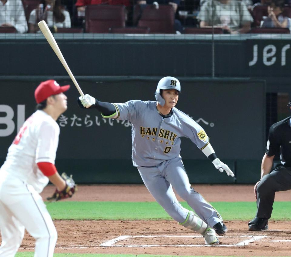 　６回、勝ち越しとなる適時打を放つ木浪（撮影・北村雅宏）