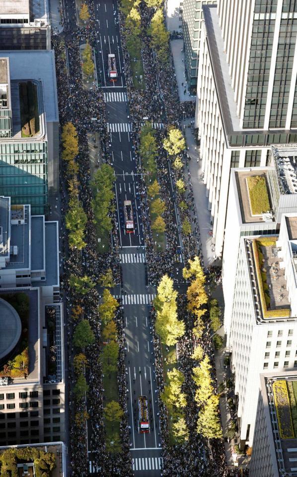 　大阪・御堂筋で行われた阪神の優勝パレード＝２０２３年１１月２３日（共同通信社ヘリから）