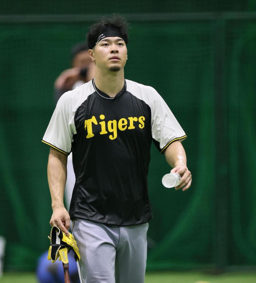 　練習を終え、引き揚げる佐藤輝（撮影・田中太一）