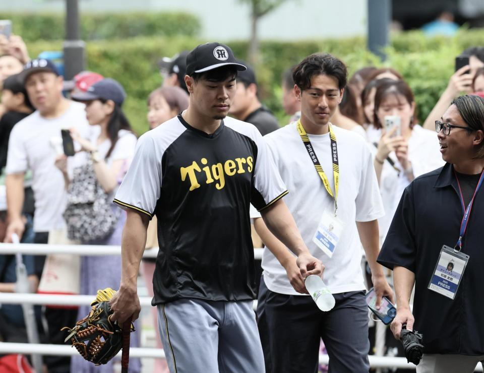 　室内練習場に入る佐藤輝（撮影・田中太一）