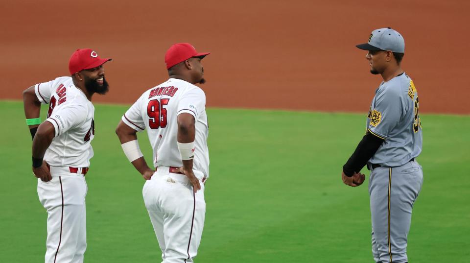 　試合前、（左から）ファビアン、モンテロと談笑するヘルナンデス（右）＝マツダスタジアム（撮影・北村雅宏）