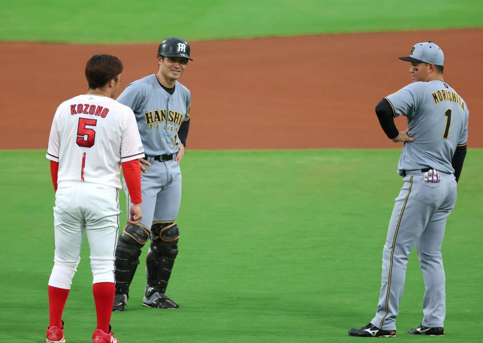 　試合前、小園（左）と談笑する（右から）森下、坂本（撮影・北村雅宏）