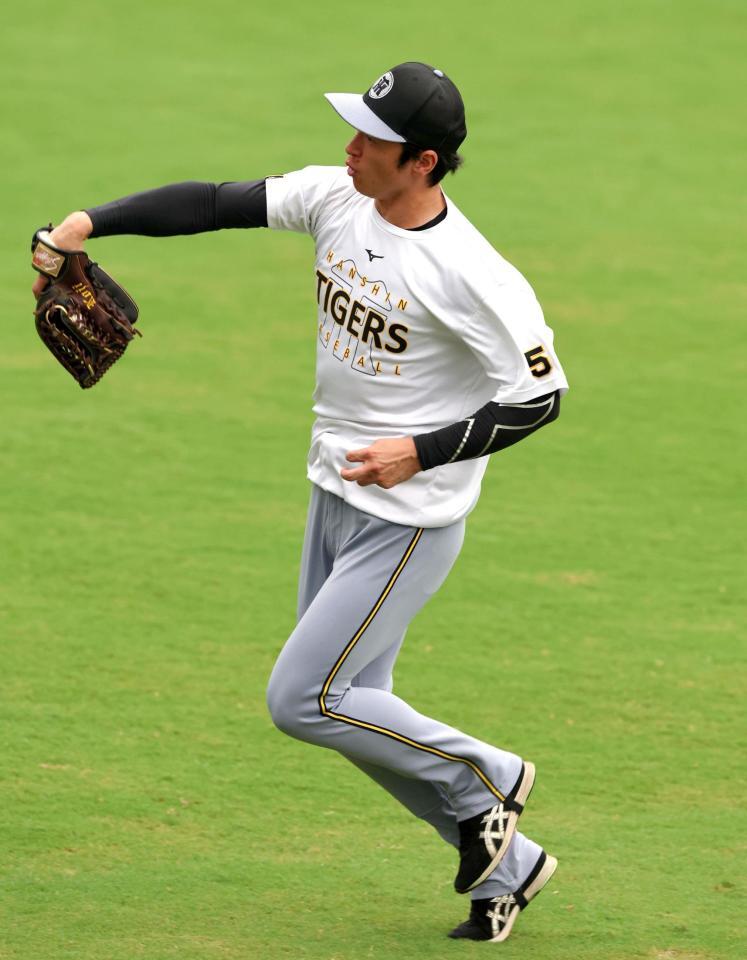 　試合前、中堅手のポジションでノックを受ける近本（撮影・北村雅宏）