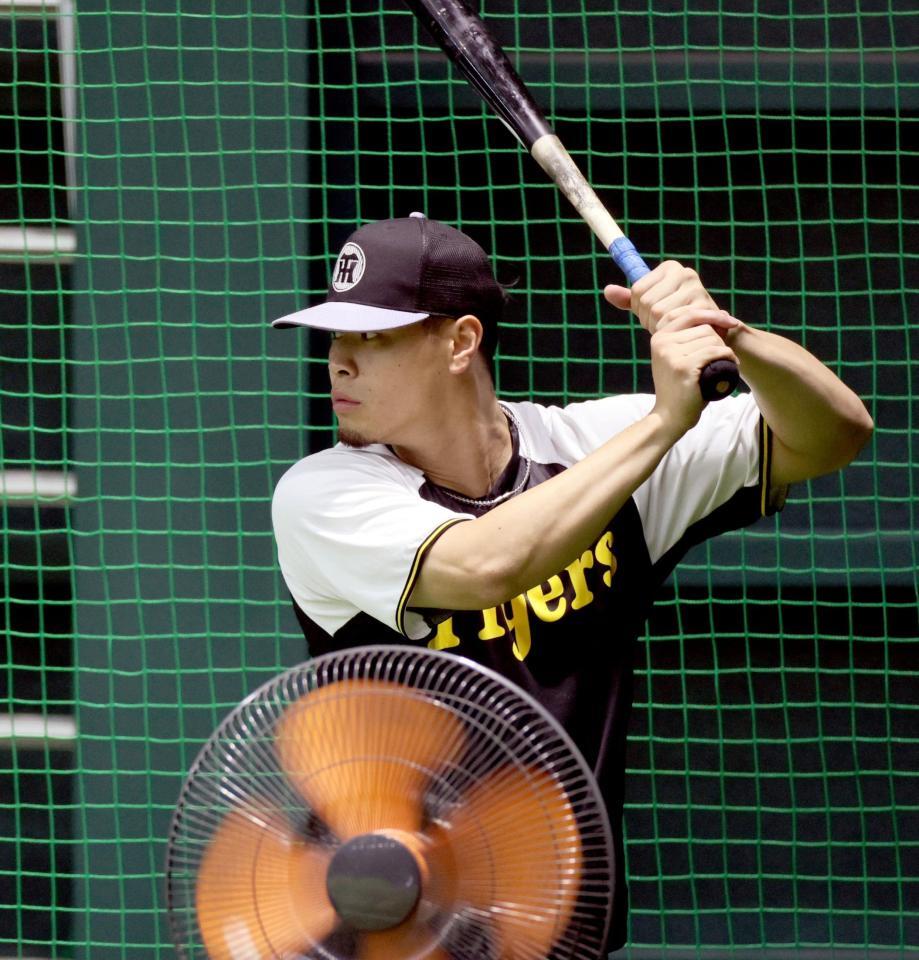 　軽めに素振りをする佐藤輝（撮影・田中太一）