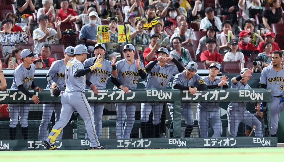 　３回、左越え２ランを放ち、チームメートに迎えられる森下（撮影・市尻達拡）