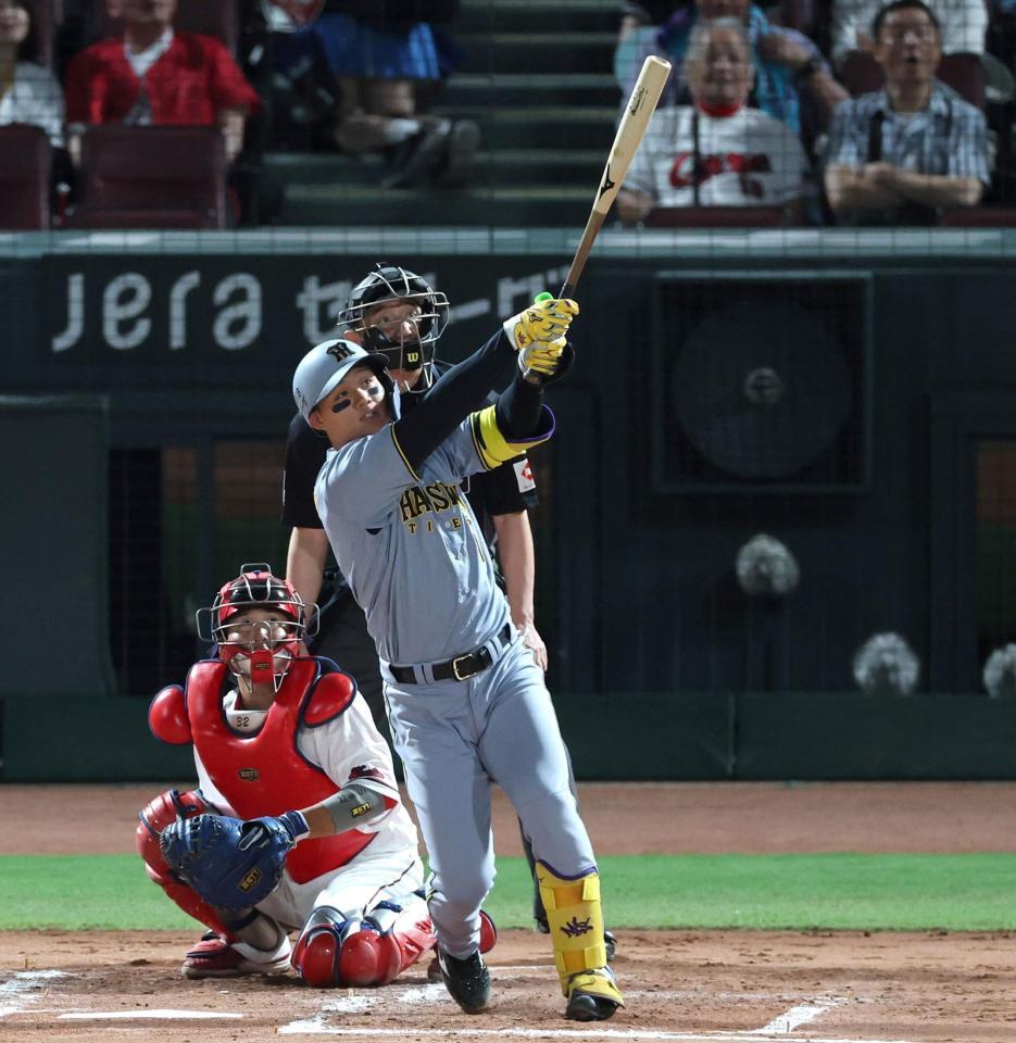 　３回、先制となる２ランを放つ森下（撮影・北村雅宏）